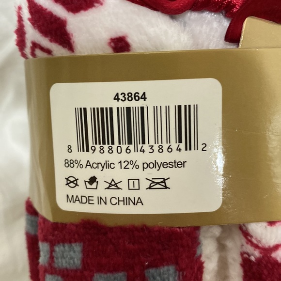 NWT Women’s Heat Trendz Super Deluxe Red and White floor slipper. Size S/M. - Picture 3 of 6